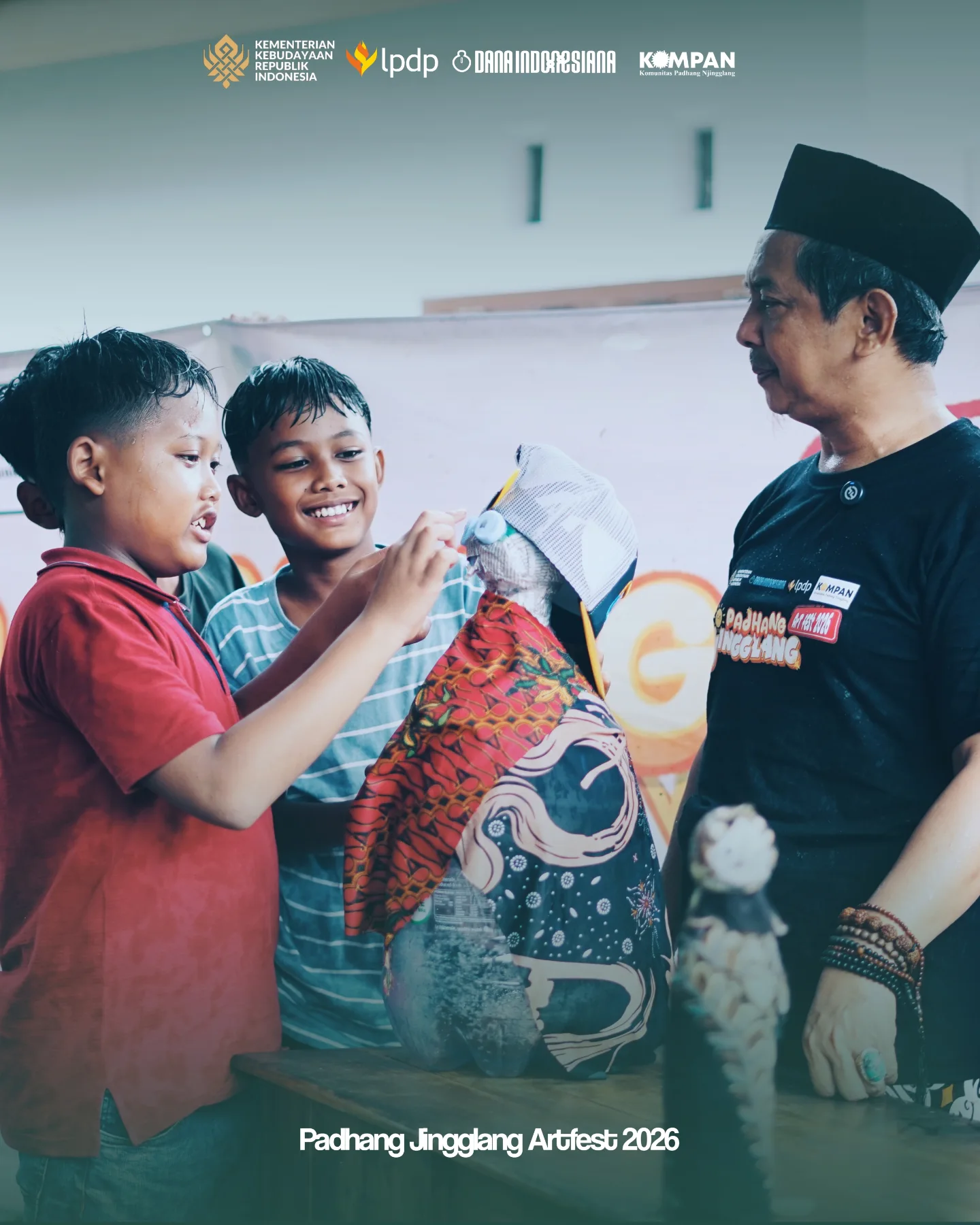 Anak-anak dan pendamping KOMPAN memperagakan boneka hasil kreasi pada kegiatan Artfest 2026.