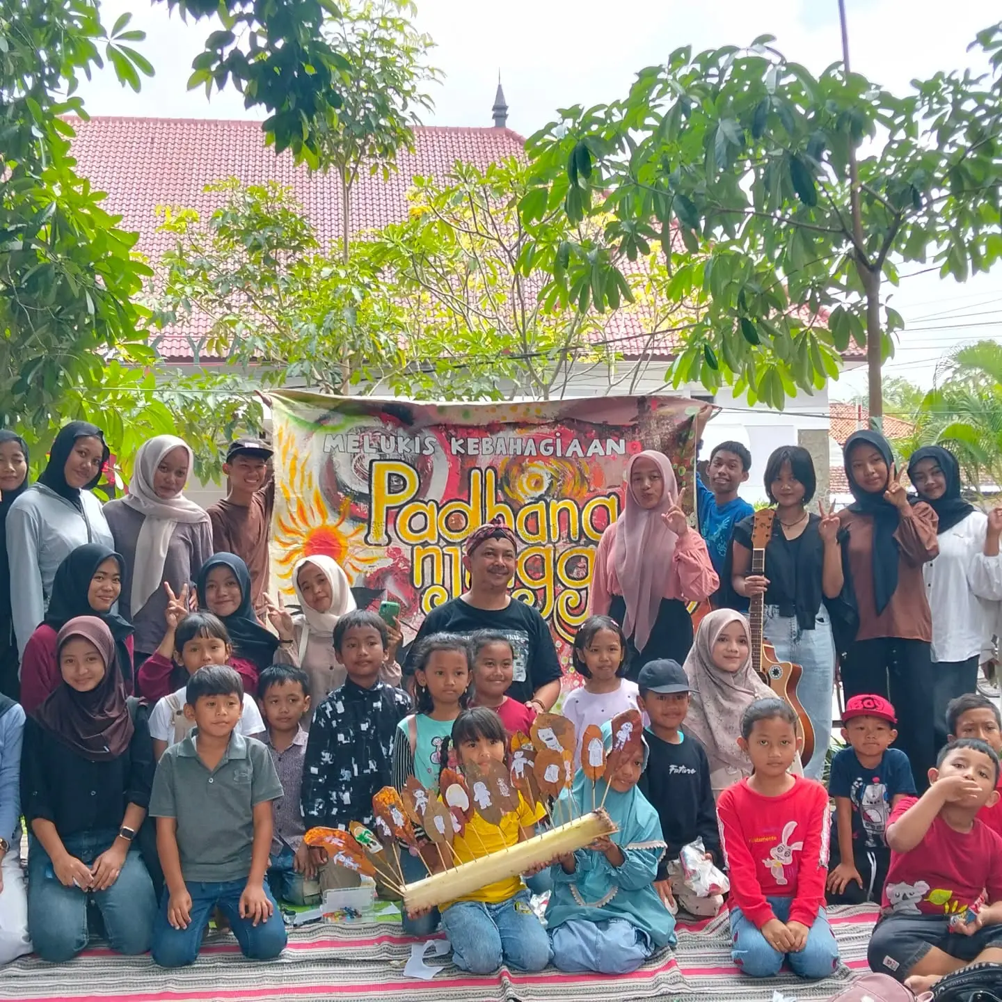 Peserta KOMPAN berfoto bersama di kegiatan BCMK sambil menunjukkan karya wayang dan boneka di Alun-alun.